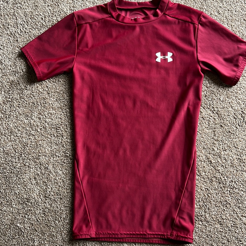 Boys Under Armour Heat Gear Shirt Size SM.  Maroon color
